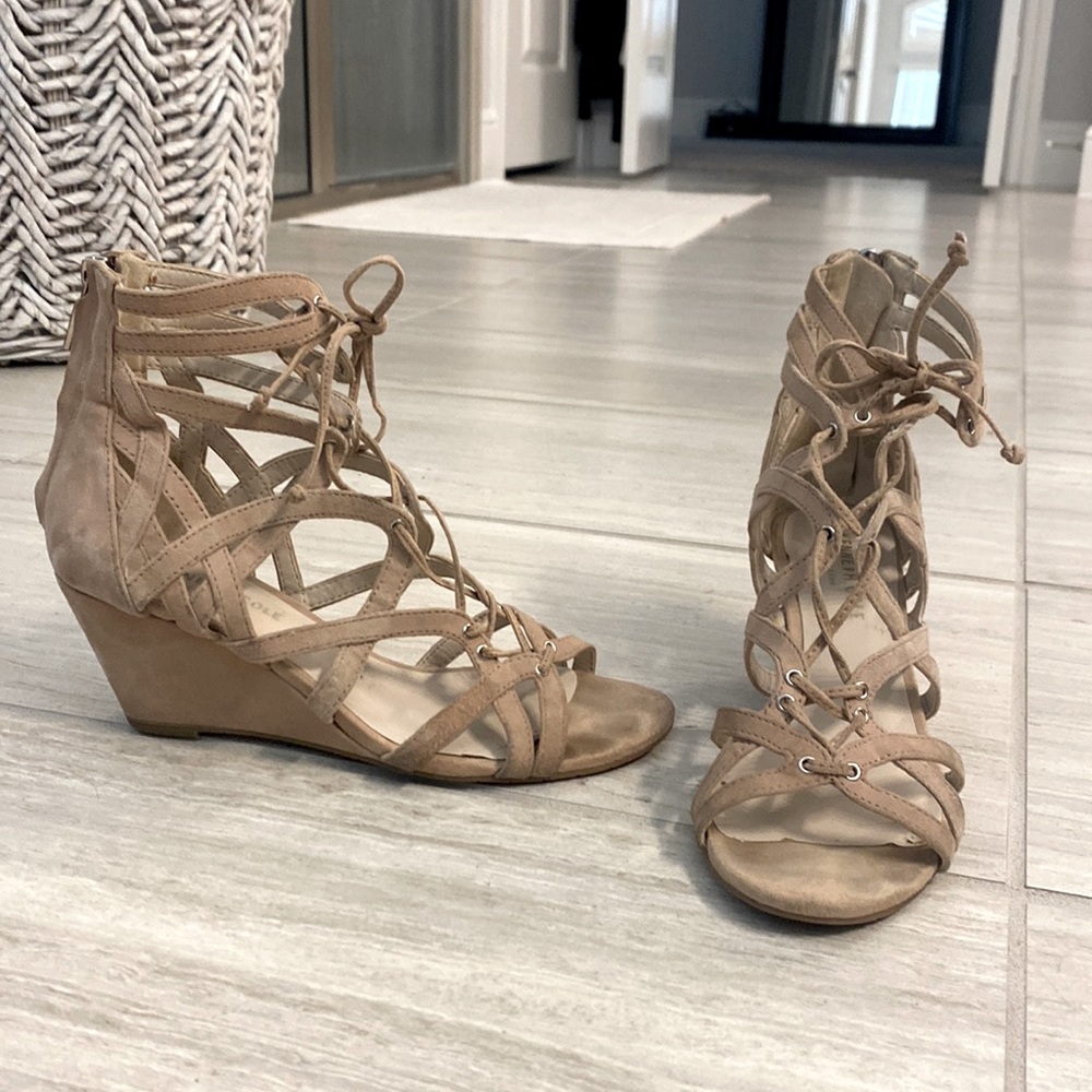 Kenneth Cole Wedge Sandal- size 6.5, color-Nude